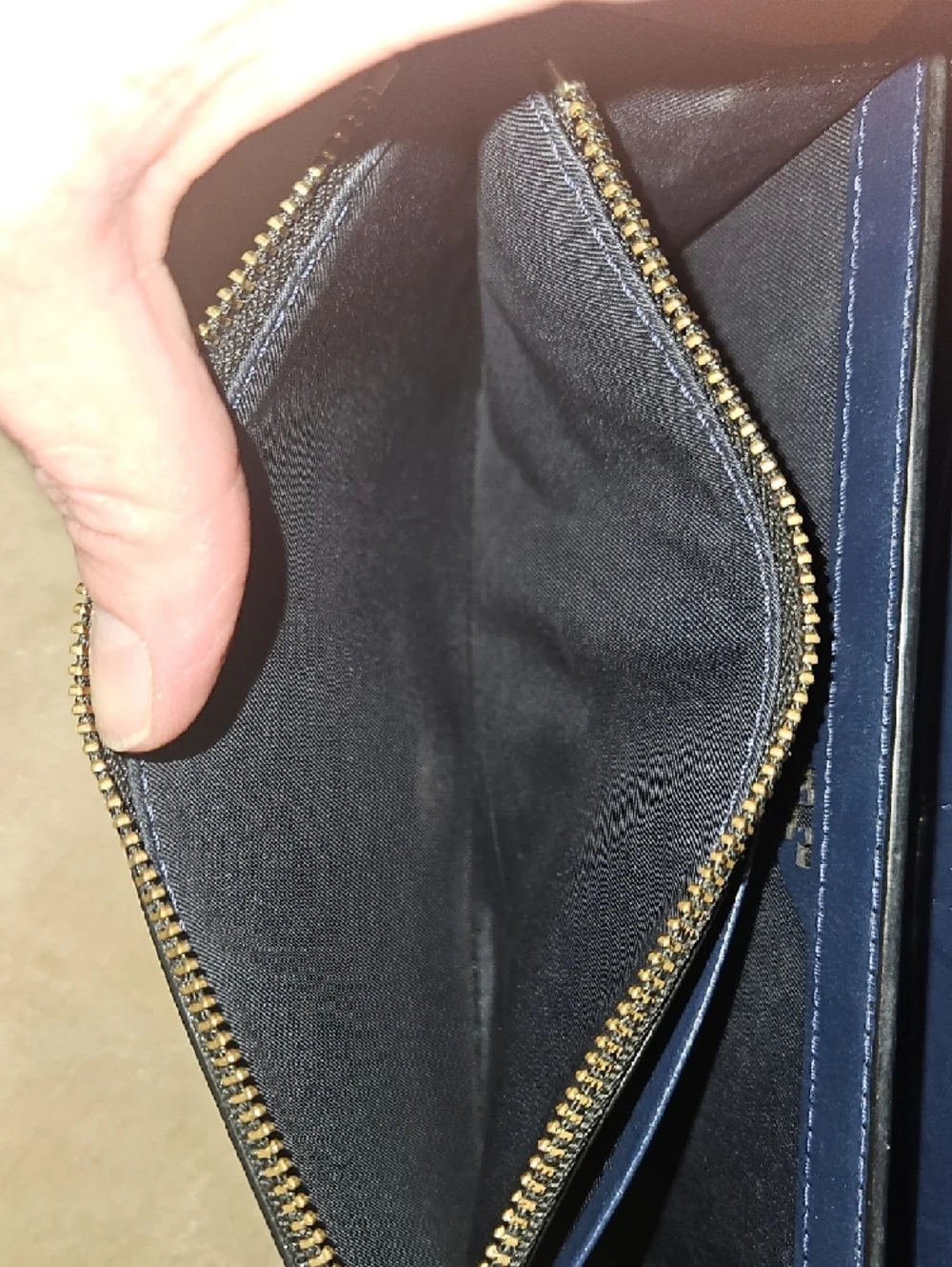 Tory Burch Blue Crossbody/Clutch Wallet with Gold Chain Strap - Picture 4 of 15